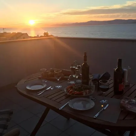 아파트 Sunset View 포스티라